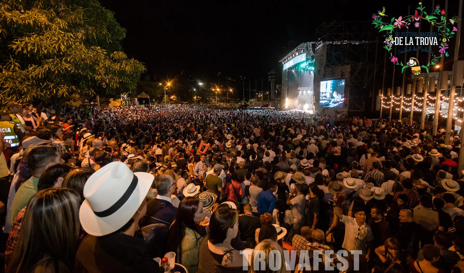 Multitud frente a la tarima en la noche